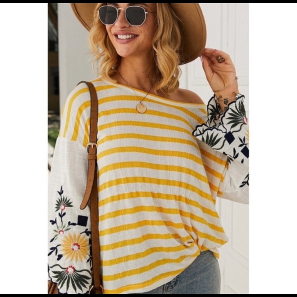 ♥️2 left Yellow striped shirt with floral sleeves - Picture 2 of 5